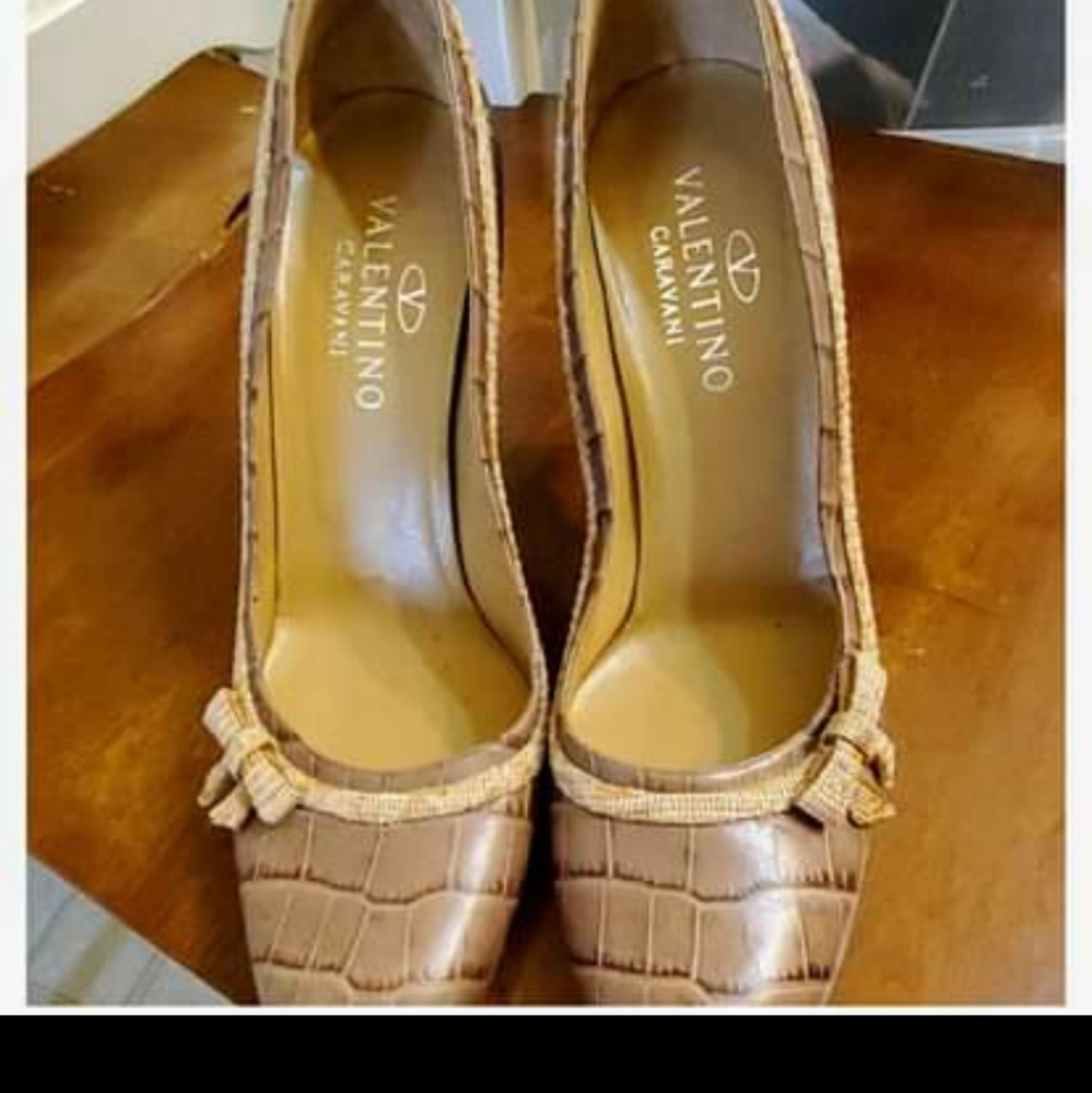 Valentino Garavani heels sz 40 Eur Excellent condition. 100 percent AUTHENTIC